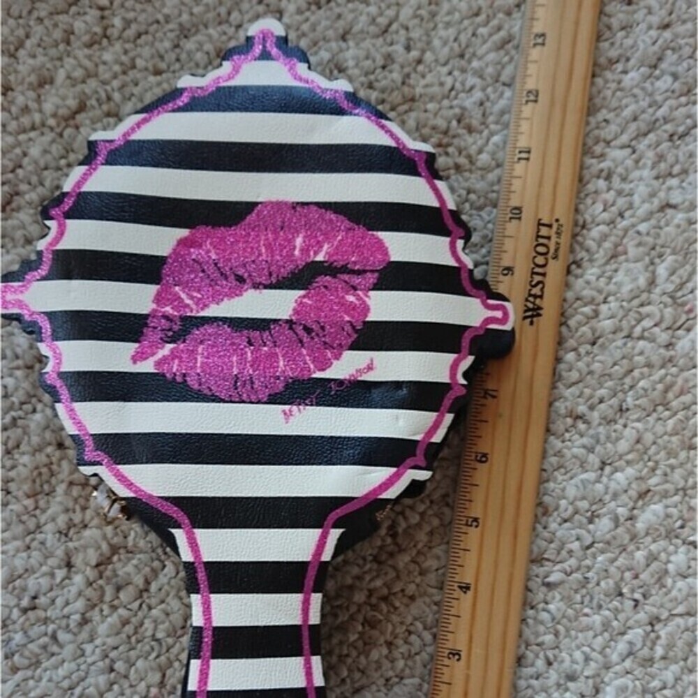 Super fun Betsey Johnson Glitter lips Mirror wristlet - Picture 8 of 12